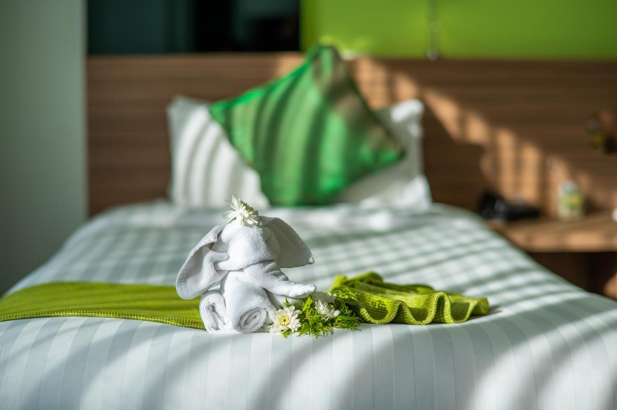 The Lantern Resorts Patong - Sha Extra Plus Bagian luar foto