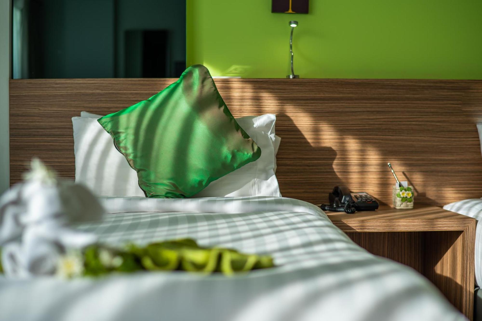 The Lantern Resorts Patong - Sha Extra Plus Bagian luar foto